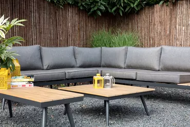 Hoek Loungeset Arezzo met tafel en bankje sfeer tuin