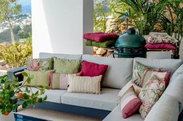 Madison sierkussen piping Panama bordeaux 45 x 45 sfeer