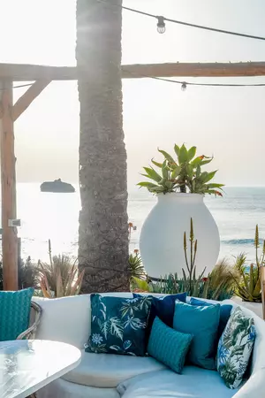 Madison sierkussen piping Panama sea blue 45 x 45 sfeer